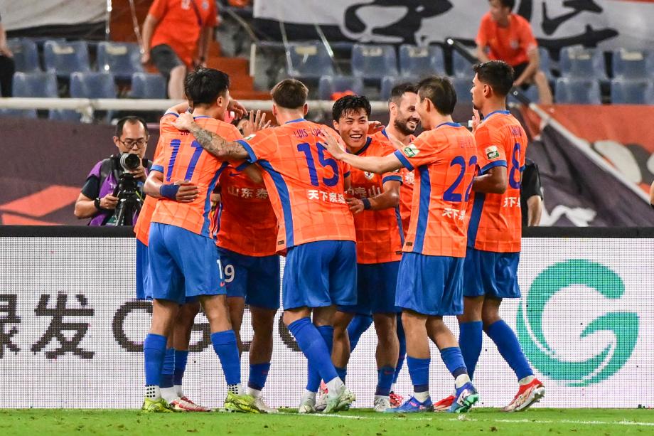 [图]谢文能助攻陈蒲进球 山东泰山顺服长春亚泰